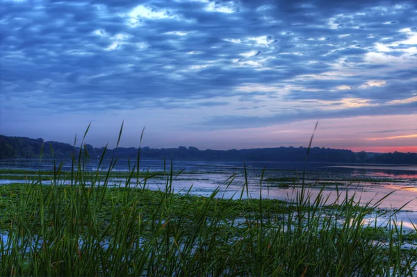 Утренний рассвет на озере — стоковое фото