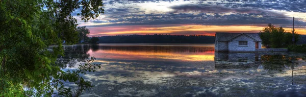 Panorama de um nascer do sol em um lago — Fotografia de Stock