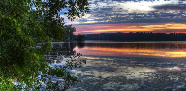 Panorama d'un lever de soleil sur un lac — Photo