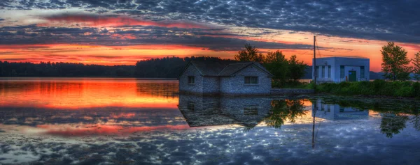 Güneşin doğuşunu Panorama bir göl kenarında — Stok fotoğraf
