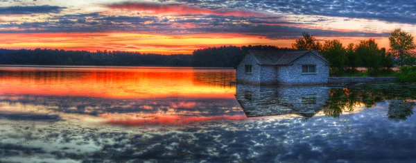 A tó egy napfelkeltét panoráma — Stock Fotó