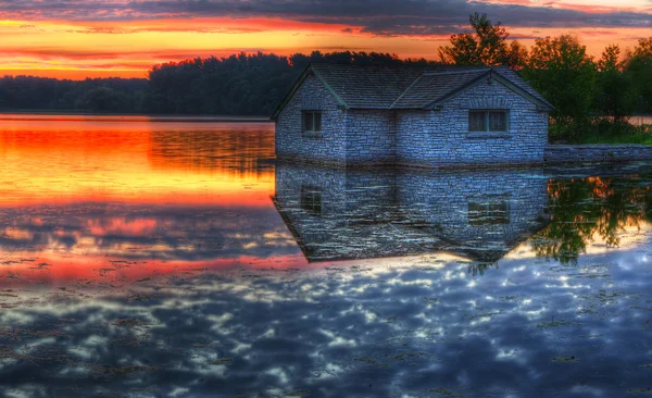 Panorama de um nascer do sol em um lago — Fotografia de Stock