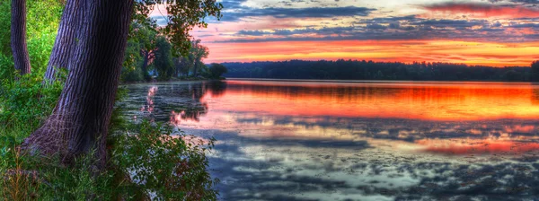 Panorama de un amanecer en un lago — Foto de Stock