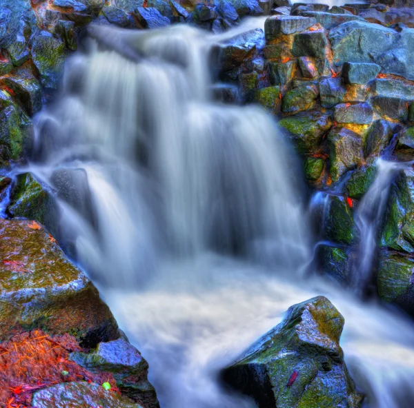 Cascade pittoresque colorée en HDR — Photo