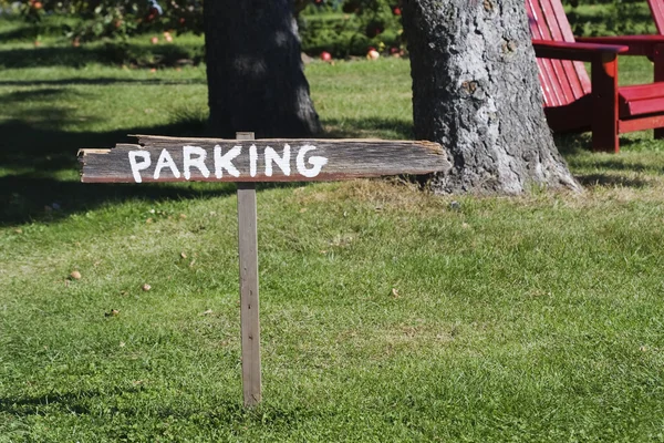 Сельский знак парковки — стоковое фото