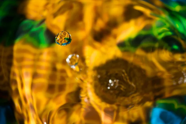 カラフルなマクロ写真撮影の水の滴. — ストック写真