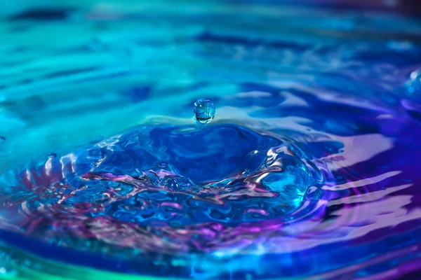 Farbenfrohe Makroaufnahmen von Wassertropfen. — Stockfoto