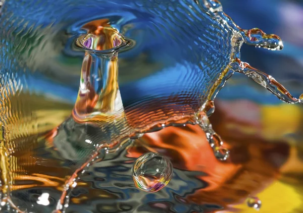 カラフルな創造的な水ドロップの作品 — ストック写真
