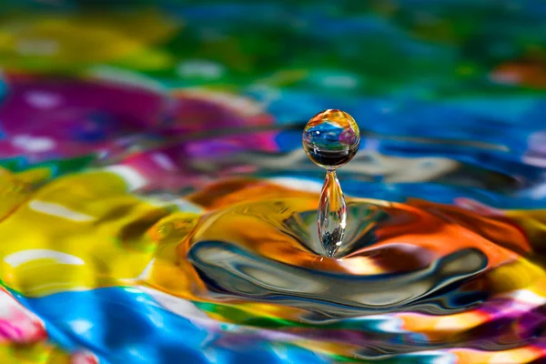 Créations de gouttes d'eau colorées et créatives — Photo