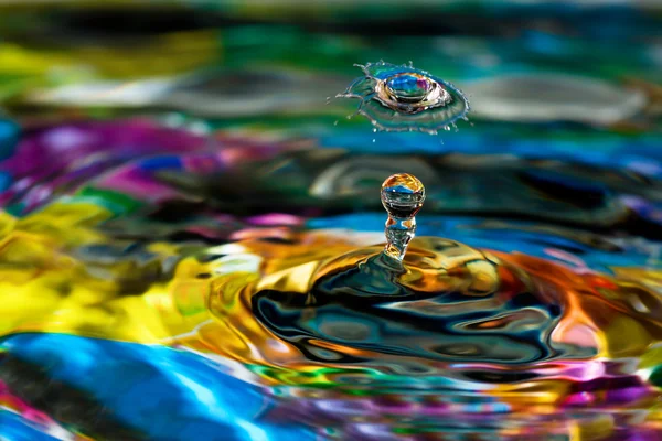 Renkli ve yaratıcı su damla kreasyonlar — Stok fotoğraf
