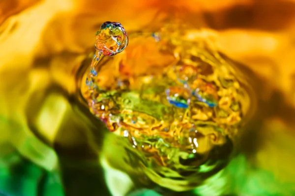 Farbenfrohe und kreative Wassertropfen-Kreationen — Stockfoto
