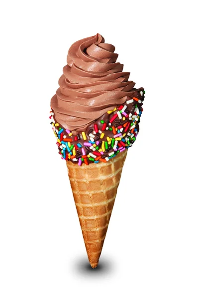 Шоколадное мороженое на вафельном конусе — стоковое фото