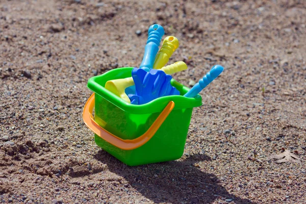 Strandspielzeug im Sand — Stockfoto
