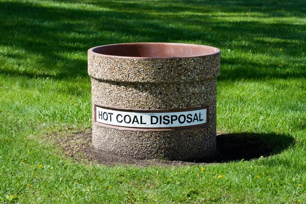 Контейнер для утилізації гарячого вугілля — стокове фото