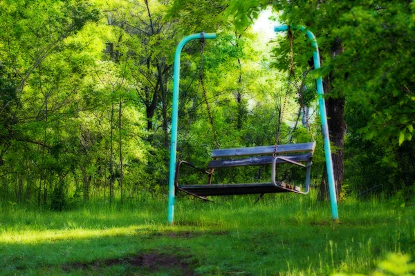 Качающаяся скамейка в лесу — стоковое фото