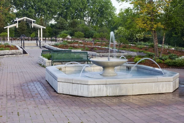 Giardino fiorito acqua fontana — Foto Stock