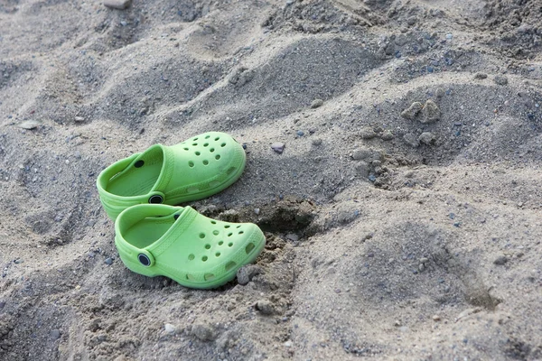 Sandálias na praia de areia — Fotografia de Stock