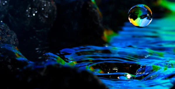 Paesaggi colorati e creativi di goccia d'acqua — Foto Stock