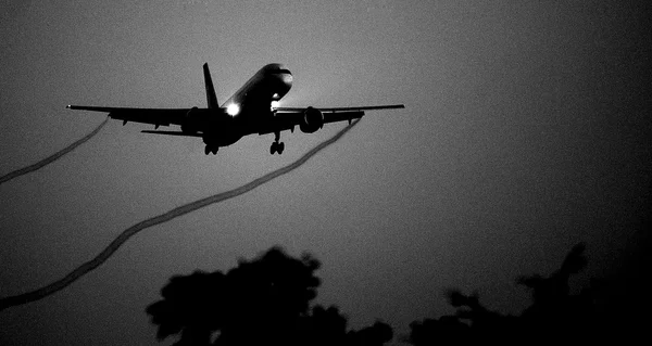 Silhouette of the big plane landing — Stock Photo, Image