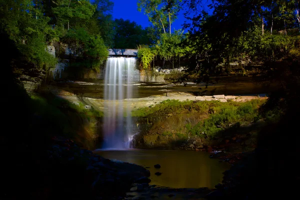 ライトの下で滝 — ストック写真