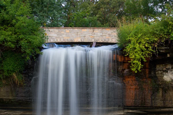 Водопад и мост — стоковое фото