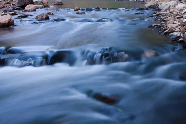 Rzeki rapids działa szybko. — Zdjęcie stockowe