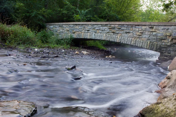 Creek y puente —  Fotos de Stock