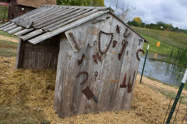 Herramientas antiguas de granja colgadas en una pared — Foto de Stock