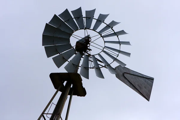 Oude ouderwetse boerderij windmolen — Stockfoto