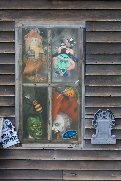 Окно дома с привидениями — стоковое фото