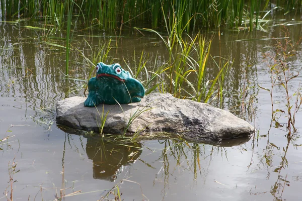 Keramik-Frosch, der den Sumpf misst — Stockfoto