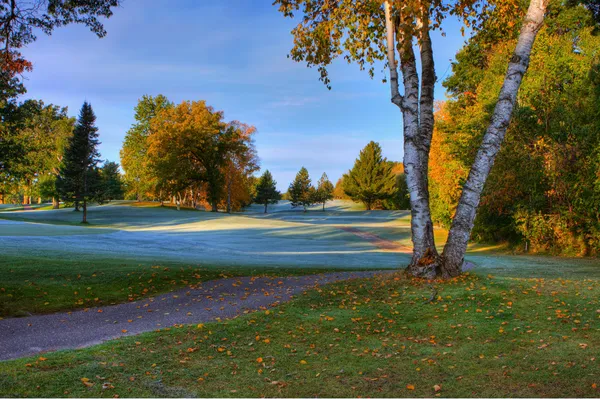 Kolory jesieni w pole golfowe. — Zdjęcie stockowe