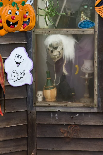 Череп Хэллоуина в окне — стоковое фото