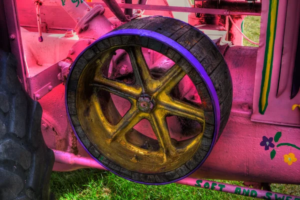 Imagen HDR del lado de un tractor de granja vintage . — Foto de Stock