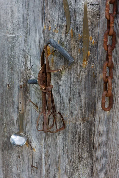 Mezclador de mano oxidado y cadena . —  Fotos de Stock