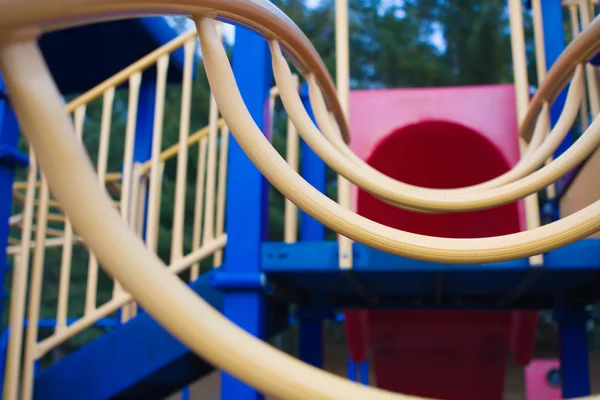 Escalera de escalada en un parque infantil . — Foto de Stock
