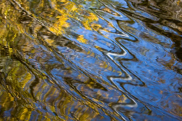 Reflexões onduladas do outono . — Fotografia de Stock
