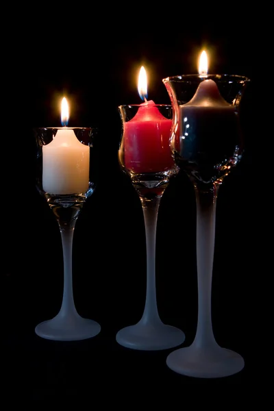 Ljus brinnande i dekorativa ljusstakar — Stockfoto