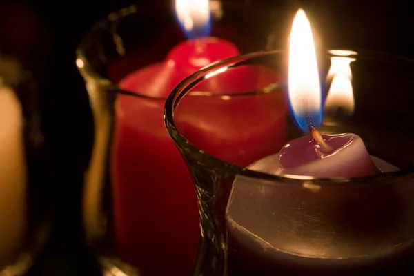 Красивые стеклянные держатели с горящими свечами — стоковое фото