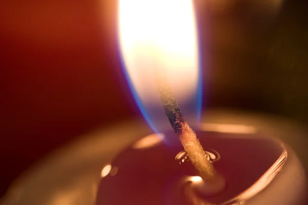 Zapalona świeca z bliska — Zdjęcie stockowe