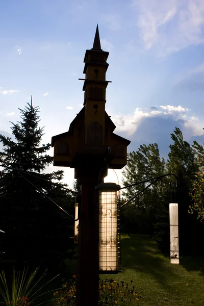 Silhouette eines kirchlichen Vogelhauses — Stockfoto