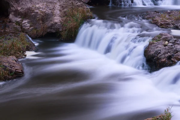 絹のような水、川の上. — ストック写真