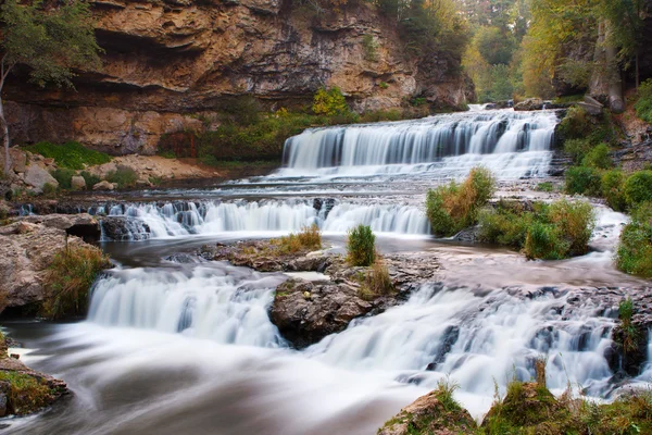 美しい川の滝. — ストック写真