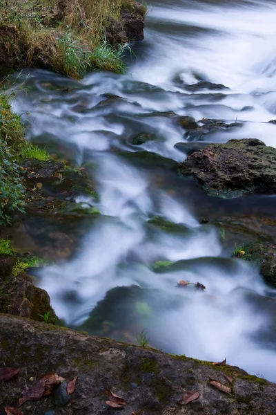 Reeks van stroomversnellingen op een rivier. — Stockfoto
