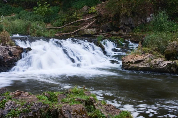 Seidiger Wasserfall auf dem Fluss. — Stockfoto