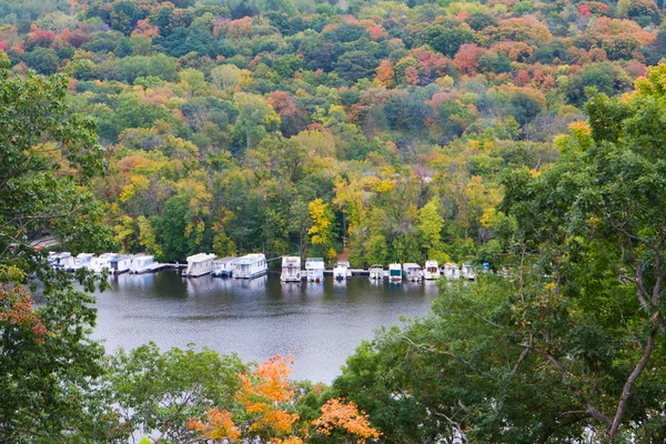 Rzeki i zaparkowane łodzie w sezonie jesień. — Zdjęcie stockowe