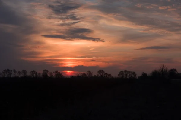 Восход солнца сквозь облака — стоковое фото