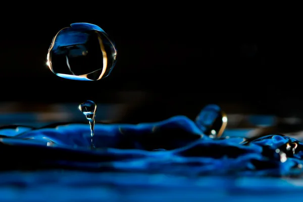 Πολύχρωμο νερό πτώση γλυπτά — Φωτογραφία Αρχείου