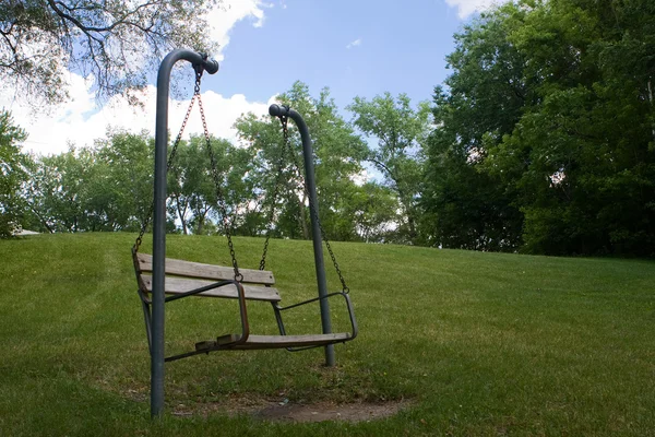 Swing bankje in het park — Stockfoto