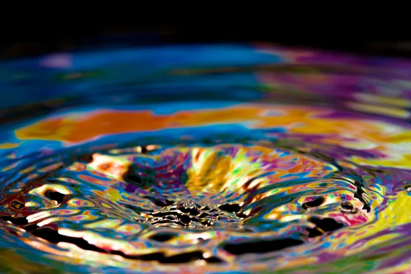 Créations de gouttes d'eau colorées et créatives — Photo